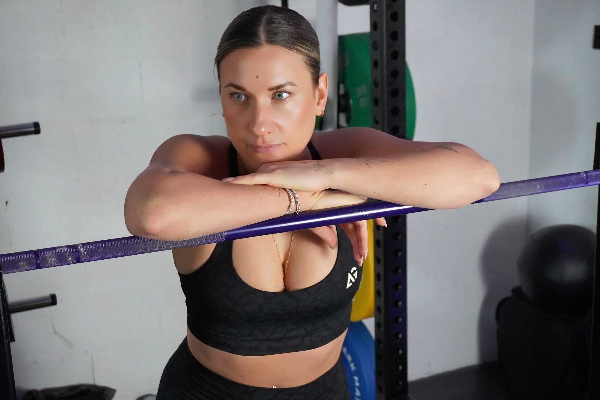 LÉO – – Strong by AG