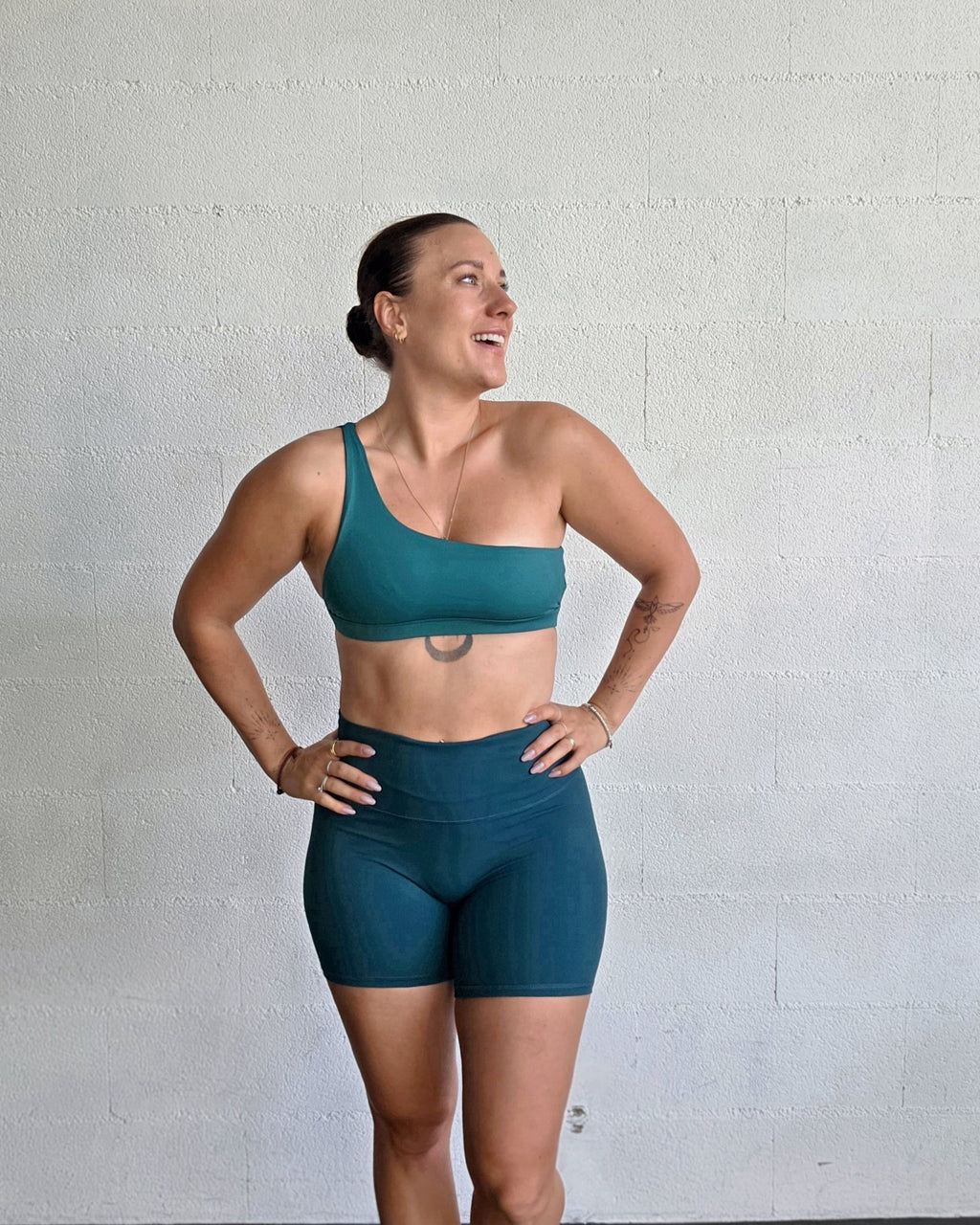 Short Radjha – – Strong by AG